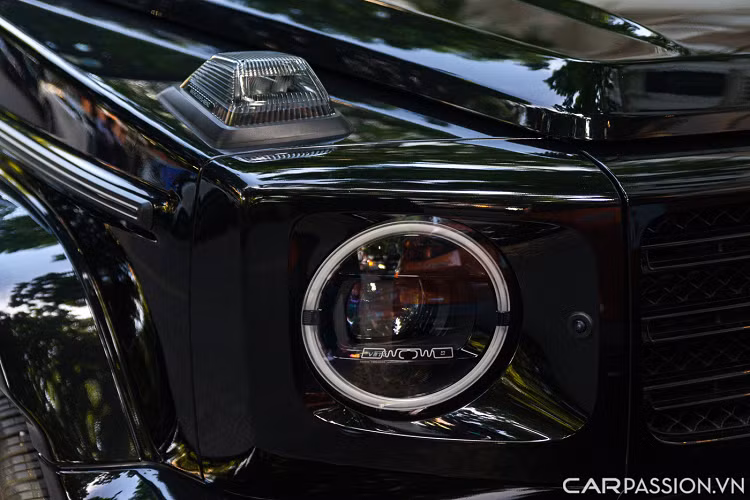 Cản trước sử dụng lưới tản nhiệt nan ngang thay cho nan dọc Panamericana như trên phiên bản G 63. Mercedes-Benz G350d sử dụng đèn chiếu sáng Multibeam LED hiện đại, đèn xi-nhan nằm tách rời với cụm đèn pha.