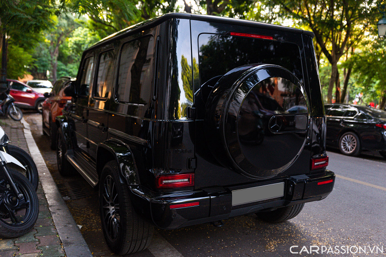 Bộ mâm trang bị trên xe là loại đa chấu AMG kích thước 20 inch sơn hai màu đi kèm lốp Pirelli Scorpion Zero. Cản sau sở hữu thiết thuộc với cụm đèn hậu LED, bánh xe dự phòng được ốp nhựa bảo vệ và logo "G350d" sơn đen đặt phía bên tay trái.