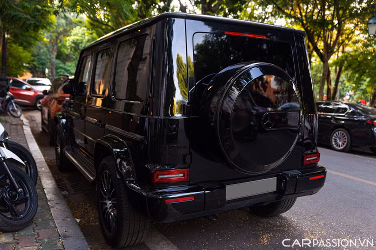 Bộ mâm trang bị trên xe là loại đa chấu AMG kích thước 20 inch sơn hai màu đi kèm lốp Pirelli Scorpion Zero. Cản sau sở hữu thiết thuộc với cụm đèn hậu LED, bánh xe dự phòng được ốp nhựa bảo vệ và logo "G350d" sơn đen đặt phía bên tay trái.