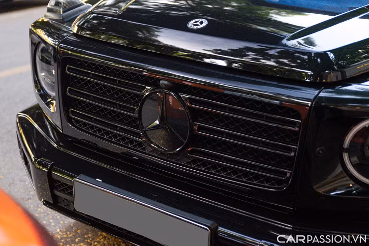 Đây là chiếc Mercedes-Benz G350d thứ hai được đưa về Việt Nam và là chiếc duy nhất sở hữu lớp sơn màu đen bóng. Về mặt thiết kế, dòng xe G350d không có quá nhiều sự thay đổi so với người anh em G63 mạnh mẽ hơn. Nắp ca-pô được dập gân nổi mạnh mẽ.