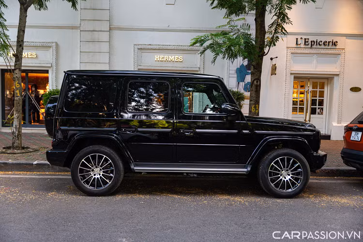 Thân xe vẫn giữ nguyên thiết kế hình hộp vuông vức, mẫu SUV địa hình này mang trên mình thiết kế vuông vức gần như không có sự thay đổi suốt chặng đường 40 năm qua. Xe được phát triển trên khung gầm dạng thanh nhưng đã được cải tiến bằng việc sử dụng thép cường độ cao, đi kèm với đó là thân xe được làm từ thép cường lực, nắp ca-pô, chắn bùn và cửa xe được làm từ nhôm.