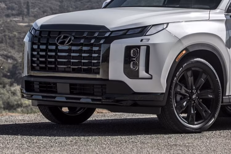 Lựa chọn XRT với hệ dẫn động bốn bánh HTRAC, giá bán tăng thêm 1.900, lên mức 42.150 USD. Mẫu xe có thêm hệ thống hỗ trợ vận hành như hỗ trợ phanh xuống dốc, chế độ lái xe trên đường tuyết, chế độ kéo thêm rơ-mooc và hệ thống lock AWD.