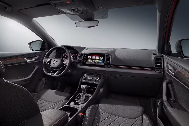 Tiếp đến là hệ thống phanh tự động sau va chạm, hệ thống hỗ trợ tránh va chạm phía trước, phanh khẩn cấp trong thành phố, hệ thống kiểm soát hành trình dự đoán trước, nhận biết biển báo giao thông, hỗ trợ làn đường thích ứng, hỗ trợ lái xe khi tắc đường, hỗ trợ đỗ xe, hỗ trợ tránh va chạm bên sườn với cảnh báo phương tiện cắt ngang khi lùi và camera 360 độ.