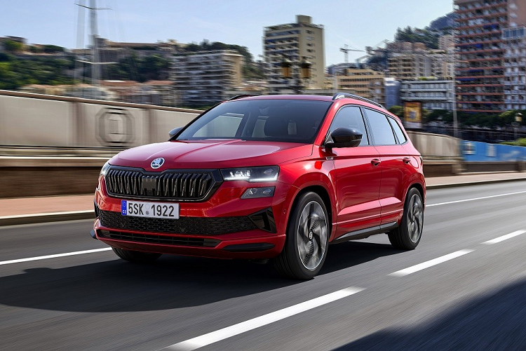 Riêng bản Sportline sẽ đi kèm những chi tiết ngoại thất màu đen bóng như viền lưới tản nhiệt, baga nóc, các cột, ốp gương chiếu hậu, bộ khuếch tán gió cùng bộ vành 18 inch hoặc 19 inch.