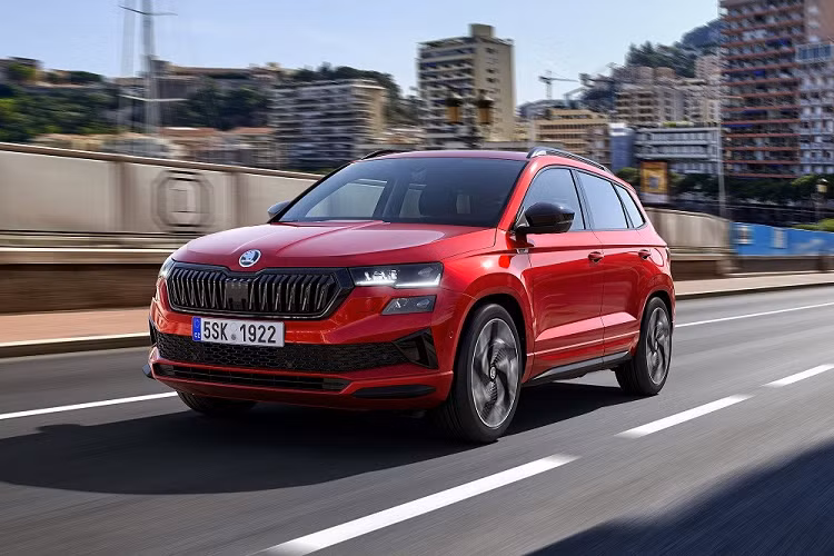 Riêng bản Sportline sẽ đi kèm những chi tiết ngoại thất màu đen bóng như viền lưới tản nhiệt, baga nóc, các cột, ốp gương chiếu hậu, bộ khuếch tán gió cùng bộ vành 18 inch hoặc 19 inch.