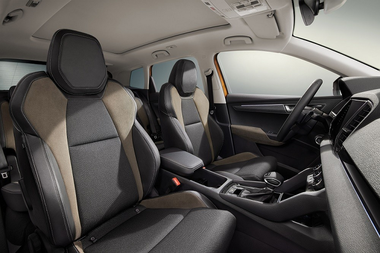 Bên trong Skoda Karoq là không gian nội thất 5 chỗ ngồi. Bước vào bên trong mẫu xe này, người lái sẽ bắt gặp những trang bị đáng chú ý như vô lăng 2 chấu tích hợp phím chức năng, bảng đồng hồ kỹ thuật số 8 inch hoặc 10,25 inch, hệ thống điều hòa tự động 3 vùng, hệ thống đèn viền chiếu sáng mặt táp-lô, tapi cửa và ghế sau cũng như ghế phụ lái chỉnh điện, nhớ vị trí. 