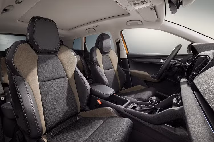 Bên trong Skoda Karoq là không gian nội thất 5 chỗ ngồi. Bước vào bên trong mẫu xe này, người lái sẽ bắt gặp những trang bị đáng chú ý như vô lăng 2 chấu tích hợp phím chức năng, bảng đồng hồ kỹ thuật số 8 inch hoặc 10,25 inch, hệ thống điều hòa tự động 3 vùng, hệ thống đèn viền chiếu sáng mặt táp-lô, tapi cửa và ghế sau cũng như ghế phụ lái chỉnh điện, nhớ vị trí. 