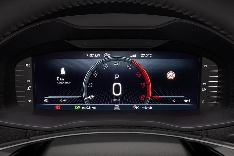 Riêng tapi cửa được bọc bằng chất liệu Nisha mềm mại, kết hợp cùng hệ thống đèn viền LED. Phía sau là ghế VarioFlex tùy chọn, có thể gập theo tỷ lệ 40:20:40. Nếu dùng ghế sau tiêu chuẩn, khoang hành lý sẽ có thể tích 521 lít hoặc 1.630 lít. Với ghế VarioFlex, hai con số tương ứng sẽ là 588 lít và 1.605 lít. Nếu hàng ghế sau bị gỡ ra khỏi xe thì thể tích khoang hành lý sẽ tăng lên 1.810 lít.