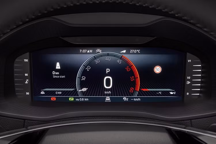 Riêng tapi cửa được bọc bằng chất liệu Nisha mềm mại, kết hợp cùng hệ thống đèn viền LED. Phía sau là ghế VarioFlex tùy chọn, có thể gập theo tỷ lệ 40:20:40. Nếu dùng ghế sau tiêu chuẩn, khoang hành lý sẽ có thể tích 521 lít hoặc 1.630 lít. Với ghế VarioFlex, hai con số tương ứng sẽ là 588 lít và 1.605 lít. Nếu hàng ghế sau bị gỡ ra khỏi xe thì thể tích khoang hành lý sẽ tăng lên 1.810 lít.