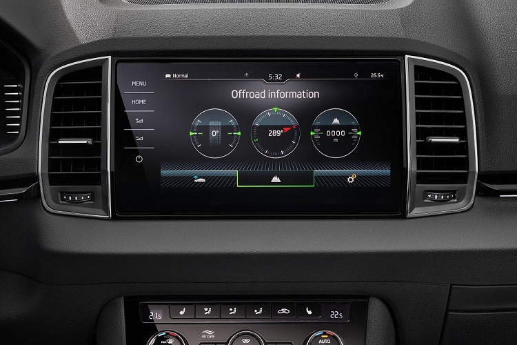 Tuy là xe bình dân nhưng Skoda Karoq được trang bị những tính năng an toàn khá đầy đủ như 9 túi khí và công nghệ Crew Protect Assist tùy chọn. Nếu cảm biến của xe phát hiện nguy cơ va chạm hoặc xe đột ngột phanh lại, Crew Protect Assist sẽ tự động đóng các cửa sổ và cửa sổ trời đang mở, kích hoạt đèn khẩn cấp cũng như tính năng căng đai khẩn cấp của dây an toàn.