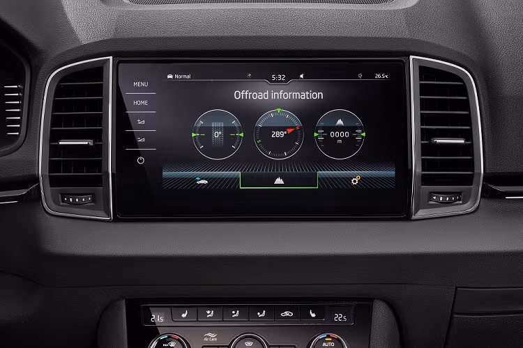 Tuy là xe bình dân nhưng Skoda Karoq được trang bị những tính năng an toàn khá đầy đủ như 9 túi khí và công nghệ Crew Protect Assist tùy chọn. Nếu cảm biến của xe phát hiện nguy cơ va chạm hoặc xe đột ngột phanh lại, Crew Protect Assist sẽ tự động đóng các cửa sổ và cửa sổ trời đang mở, kích hoạt đèn khẩn cấp cũng như tính năng căng đai khẩn cấp của dây an toàn.