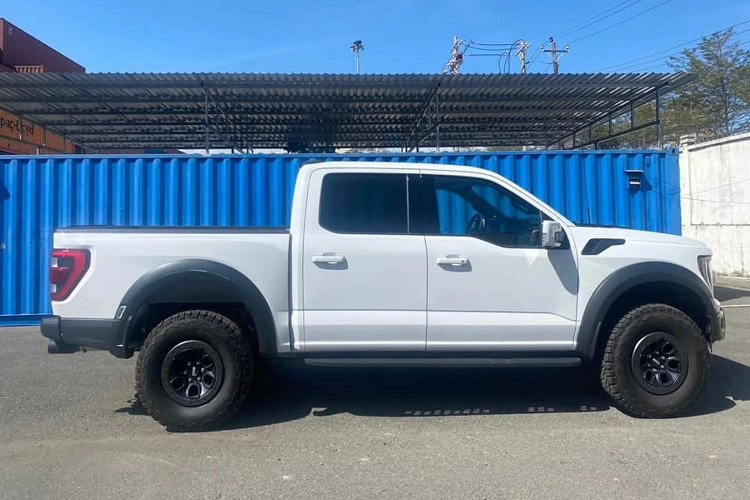 Tham khảo giá bán tại thị trường Mỹ, Ford F-150 Raptor 2022 có giá bán khởi điểm 68.675 USD (khoảng 1,56 tỷ đồng). Sau khi về Việt Nam, xe có giá bán hơn 5 tỷ đồng, chính vì thế đây là mẫu bán tải chỉ dành cho “dân chơi” có điều kiện kinh tế giá khả, ưa thích đi off-road.