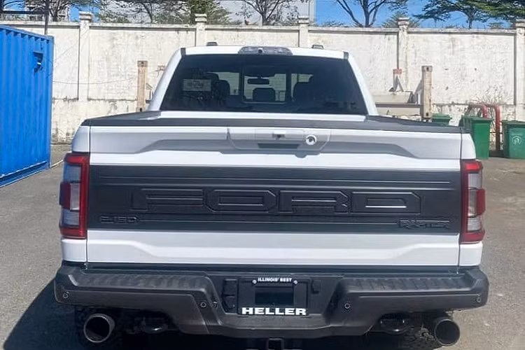 Nắm bắt được sở thích chơi bán tải mạnh và “ngầu” của khách Việt, các đơn vị nhập khẩu xe tư nhân đã đua nhau nhanh chóng đưa Ford F-150 Raptor 2022 thế hệ mới về nước để đáp ứng cho nhu cầu chơi xe.