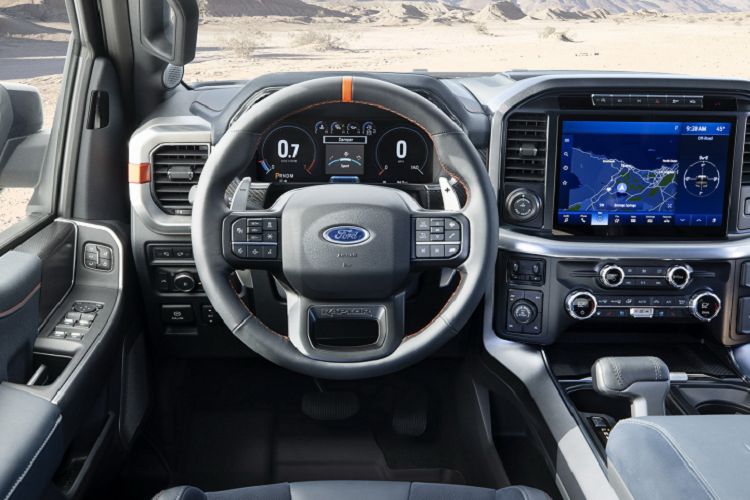 Không gian hàng ghế sau rộng rãi, đủ cho 3 người nhưng không có khả năng tùy chỉnh độ nghiêng tựa lưng như RAM 1500. Hệ thống thông tin giải trí trên F-150 mới là SYNC4, đi cùng màn hình cảm ứng 12 inch và dàn âm thanh B&amp;O. Danh sách trang bị tiện nghi của xe gồm màn hình tốc độ kỹ thuật số 12 inch, sưởi tay lái, điều hòa tự động 2 vùng, sạc điện thoại không dây, hàng ghế sau có sưởi, cổng sạc và nguồn điện xoay chiều 120 V, cửa sổ trời toàn cảnh chỉnh điện...