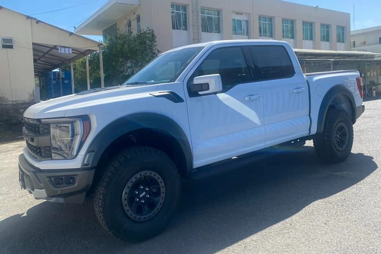 Bước sang thế hệ mới, Ford F-150 Raptor 2022 thay đổi về thiết kế. Chi tiết đáng chú ý nhất là cụm đèn pha được thay đổi mang thiết kế hình chiếc boomerang, mặt ca-lăng có logo “FORD” cỡ lớn. Thân xe vẫn giữ tổng thể đầy góc cạnh với nhiều đường gân, các chắn bùn rộng mang lại dáng vấp bề thế nổi bật.