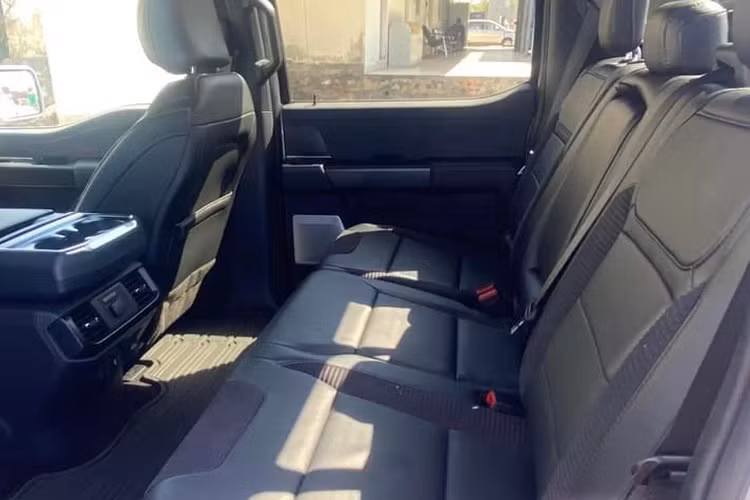 Nội thất Ford F-150 Raptor 2022 được thiết kế hiện đại và nam tính. Bảng tablo bao gồm nhiều khu vực tách biệt được tạo hình vuông vức, kết hợp cùng đó là vật liệu da và kim loại trang trí. Tất cả ghế ngồi được bọc da phối 2 màu và có thêu dòng chữ Limited trên tựa lưng. Hàng ghế trước trang bị chức năng chỉnh điện, sưởi và làm mát, riêng ghế lái có nhớ 3 vị trí.