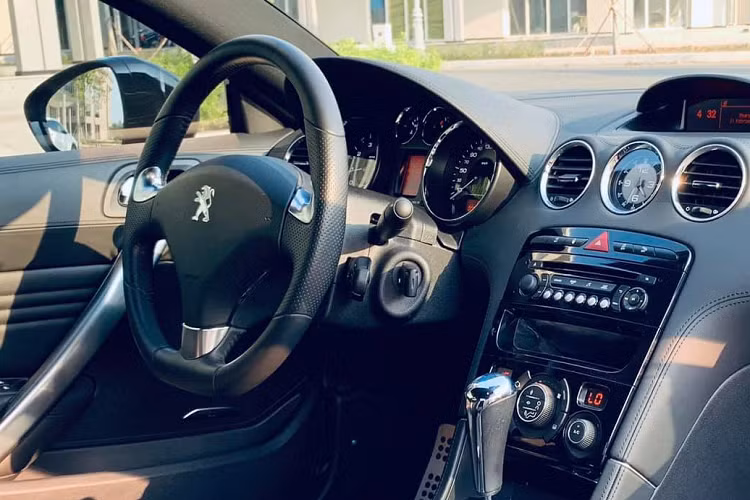 Mức giá xe Peugeot RCZ đời 2013 hiện đang rao bán 950 triệu đồng, cao hơn gần 100 triệu đồng so với mẫu xe Honda Civic 2022 phiên bản RS trình làng cách đây không lâu và thấp hơn một nửa so với giá xe mới ở thời điểm 10 năm trước (giá phân phối chính hãng 1,995 tỉ đồng). Với ngoại hình khá “dị” và màu sắc nổi bật, đây vẫn chưa phải là xe thể thao lỗi thời, vẫn còn phù hợp với những ai muốn sở hữu xe thể thao độc đáo ở tầm giá của mẫu sedan phổ thông.