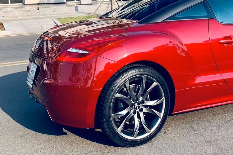 Xe trang bị nhiều tính năng hiện đại gồm đèn pha tự động, đèn sương mù tự động bật khi đánh lái, cánh gió tự động và gạt mưa tự động. Vành xe là loại hợp kim 19 inch sơn màu xám titan.