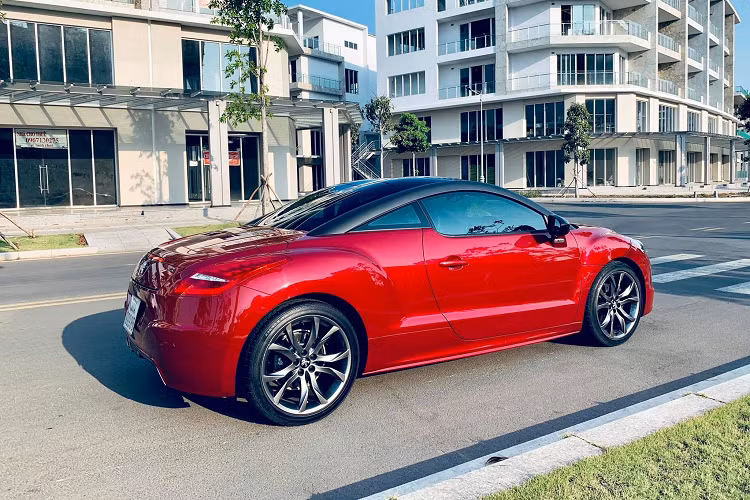 Phần đầu xe sử dụng lưới tản nhiệt đặc trưng của Peugeot với các thanh ngang màu đen và lưới tản nhiệt phụ mở rộng sang hai bên. Đèn pha là loại xenon kết hợp với bóng đèn LED dùng cho đèn báo rẽ và đèn ban ngày.