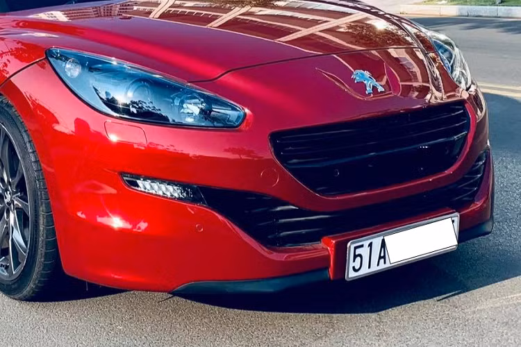 Peugeot RCZ 2013 tại Việt Nam này có thiết kế bắt mắt và thể thao, nhất là nhìn từ hai bên. Xe có cấu hình ghế ngồi 2 2, tức xe vẫn có 4 chỗ ngồi nhưng không gian 2 chỗ ngồi ở hàng ghế sau rất chật hẹp chứ không thoải mái như hàng ghế trước.