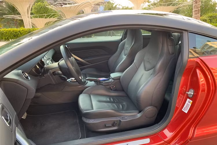 Một trong những hạn chế của Peugeot RCZ so với Audi TT là khả năng vận hành chỉ ở mức bình thường như các dòng xe phổ thông. Cụ thể, xe sử dụng động cơ 1.6L Turbo, sản sinh công suất tối đa 156 mã lực, mô-men xoắn cực đại 240 Nm. Xe có khả năng tăng tốc từ 0 – 100 km/giờ trong 9 giây, trước khi đạt tốc độ tối đa 214 km/giờ.