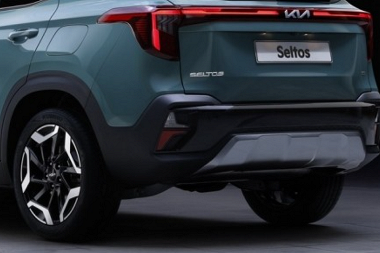 Trong khi đó, động cơ diesel 4 xi-lanh, dung tích 1.6L, tạo ra công suất tối đa 136 mã lực và mô-men xoắn cực đại 320 Nm của Kia Seltos sẽ bị "khai tử". Đồng thời, mẫu SUV cỡ B này sẽ không có phiên bản hybrid như tin đồn trước đó. Đặc biệt, Kia Seltos 2023 được đồn là sẽ nâng cấp mạnh về công nghệ an toàn. Cụ thể, xe sẽ có thêm hệ thống phát hiện điểm mù chủ động và cảnh báo phương tiện cắt ngang khi lùi. Bên cạnh đó là hệ thống hỗ trợ bám làn đường, cảnh báo va chạm khi mở cửa xe và hệ thống phanh khẩn cấp tự động tích hợp tính năng phát hiện người đạp xe.