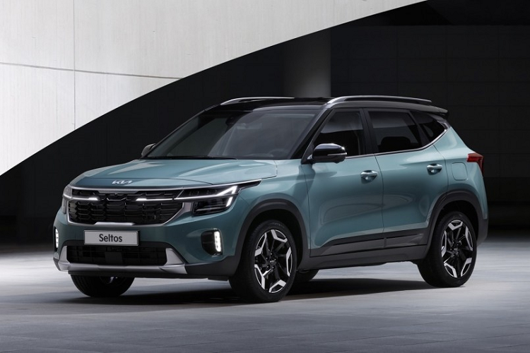 Điều này được thể hiện rõ qua thiết kế đầu của mẫu xe SUV Kia Seltos 2023 với phong cách hiện đại hơn. Tại đây, chúng ta sẽ bắt gặp lưới tản nhiệt mới, được đặt thấp hơn phiên bản cũ và hốc gió trung tâm lớn hơn trước. Bên cạnh đó là hệ thống đèn 2 tầng trên đầu xe với đèn pha LED thanh mảnh hơn, được bao quanh bằng dải đèn LED định vị ban ngày.