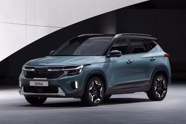 Điều này được thể hiện rõ qua thiết kế đầu của mẫu xe SUV Kia Seltos 2023 với phong cách hiện đại hơn. Tại đây, chúng ta sẽ bắt gặp lưới tản nhiệt mới, được đặt thấp hơn phiên bản cũ và hốc gió trung tâm lớn hơn trước. Bên cạnh đó là hệ thống đèn 2 tầng trên đầu xe với đèn pha LED thanh mảnh hơn, được bao quanh bằng dải đèn LED định vị ban ngày.