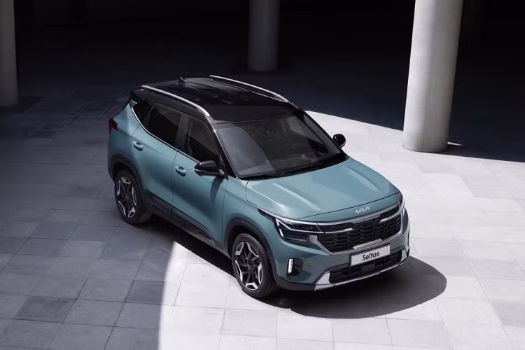 Kia vừa đã bất ngờ tung ra những hình ảnh chính thức đầu tiên của Seltos phiên bản mới ở thị trường Hàn Quốc. Theo kế hoạch, Kia Seltos 2023 mới sẽ chính thức trình làng trong triển lãm Ô tô Busan 2022 diễn ra tại xứ sở kim chi vào ngày 15/7 tới đây. Qua những hình ảnh do hãng Kia tung ra, có thể thấy mẫu SUV hạng B này đã được cải tiến cả thiết kế ngoại thất lẫn nội thất.