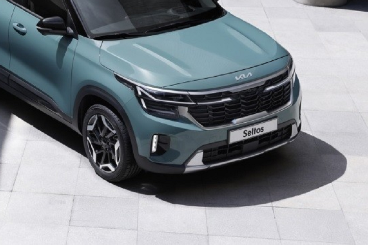 Bước vào bên trong Kia Seltos 2023, người lái sẽ được chào đón bằng không gian nội thất hiện đại hơn. Hãng Kia đã gộp bảng đồng hồ kỹ thuật số và màn hình thông tin giải trí của xe vào làm một khối, đặt nổi trên mặt táp-lô. Cả hai màn hình này đều có kích thước 10,25 inch. Trong khi đó, cửa gió điều hòa trung tâm của xe được thu nhỏ và tách rời với nút bấm khởi động máy. Khác với phiên bản cũ, Kia Seltos 2023 không còn dùng cần số truyền thống mà chuyển sang núm xoay chuyển số khiến cụm điều khiển trung tâm trông gọn gàng hơn.