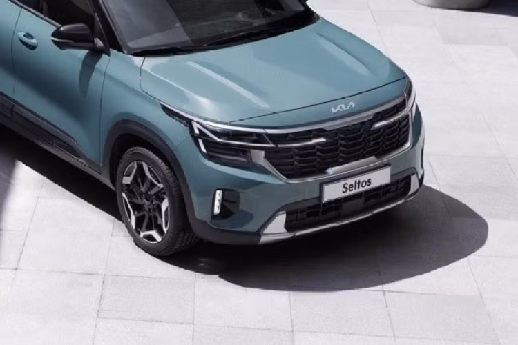 Bước vào bên trong Kia Seltos 2023, người lái sẽ được chào đón bằng không gian nội thất hiện đại hơn. Hãng Kia đã gộp bảng đồng hồ kỹ thuật số và màn hình thông tin giải trí của xe vào làm một khối, đặt nổi trên mặt táp-lô. Cả hai màn hình này đều có kích thước 10,25 inch. Trong khi đó, cửa gió điều hòa trung tâm của xe được thu nhỏ và tách rời với nút bấm khởi động máy. Khác với phiên bản cũ, Kia Seltos 2023 không còn dùng cần số truyền thống mà chuyển sang núm xoay chuyển số khiến cụm điều khiển trung tâm trông gọn gàng hơn.