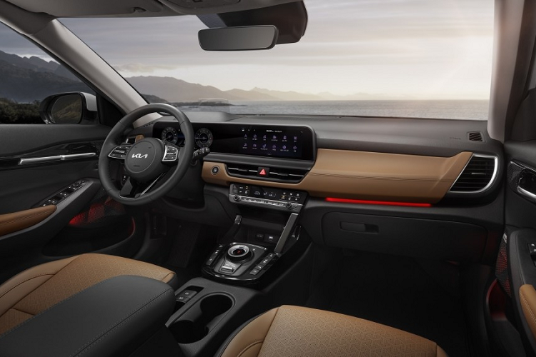 Trong khi đó, hốc đèn sương mù trước của Kia Seltos 2023 không tạo cảm giác nối liền với hốc gió trung tâm như phiên bản cũ mà tách rời ra. Đặc biệt, hốc gió trung tâm của xe còn đi kèm tấm ốp màu bạc hình sừng bò tương tự người anh em Kia Sonet. Là phiên bản nâng cấp giữa vòng đời nên Kia Seltos 2023 gần như không thay đổi thiết kế bên sườn, trừ vành la-zăng.