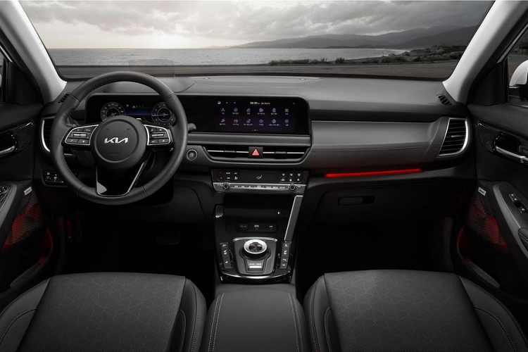 Ở phiên bản mới, mẫu SUV hạng B này được bổ sung bộ vành hợp kim 18 inch mới với thiết kế đa chấu và sơn 2 màu thể thao. Tương tự đèn pha, đèn hậu của Kia Seltos mới cũng được thiết kế theo phong cách bản đồ sao. Đèn hậu của xe giờ đây nối liền với nhau bằng dải đèn ở giữa thay vì tách rời như trước. Thêm vào đó là cản sau mới, đèn phản quang được đặt chung hốc với đèn lùi và tấm ốp gầm màu bạc cỡ lớn hơn.