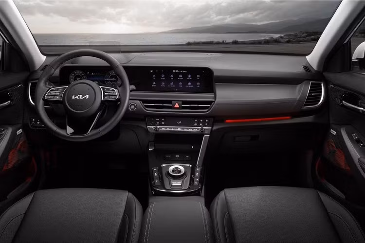 Ở phiên bản mới, mẫu SUV hạng B này được bổ sung bộ vành hợp kim 18 inch mới với thiết kế đa chấu và sơn 2 màu thể thao. Tương tự đèn pha, đèn hậu của Kia Seltos mới cũng được thiết kế theo phong cách bản đồ sao. Đèn hậu của xe giờ đây nối liền với nhau bằng dải đèn ở giữa thay vì tách rời như trước. Thêm vào đó là cản sau mới, đèn phản quang được đặt chung hốc với đèn lùi và tấm ốp gầm màu bạc cỡ lớn hơn.