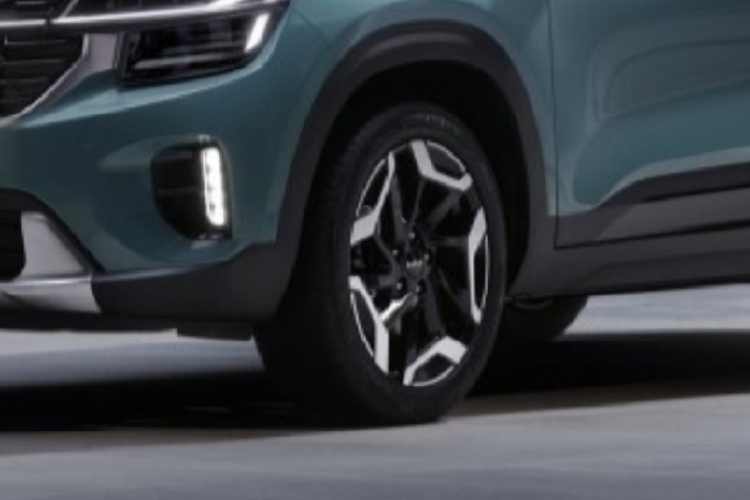 Hiện hãng Kia vẫn chưa công bố thông số cụ thể của Seltos 2023. Theo tin đồn, mẫu SUV hạng B này sẽ có thêm động cơ xăng Smartstream 4 xi-lanh, hút khí tự nhiên, dung tích 2.0L mới. Nhiều khả năng đây chính là động cơ mới được bổ sung cho Hyundai Kona vào năm ngoái. Động cơ này sản sinh công suất tối đa 149 mã lực và mô-men xoắn cực đại 179 Nm, kết hợp với hộp số biến thiên vô cấp IVT, hứa hẹn mang đến cảm giác lái mượt mà cho Kia Seltos thế hệ mới.