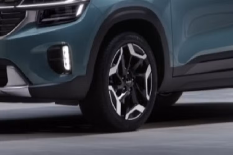 Hiện hãng Kia vẫn chưa công bố thông số cụ thể của Seltos 2023. Theo tin đồn, mẫu SUV hạng B này sẽ có thêm động cơ xăng Smartstream 4 xi-lanh, hút khí tự nhiên, dung tích 2.0L mới. Nhiều khả năng đây chính là động cơ mới được bổ sung cho Hyundai Kona vào năm ngoái. Động cơ này sản sinh công suất tối đa 149 mã lực và mô-men xoắn cực đại 179 Nm, kết hợp với hộp số biến thiên vô cấp IVT, hứa hẹn mang đến cảm giác lái mượt mà cho Kia Seltos thế hệ mới.