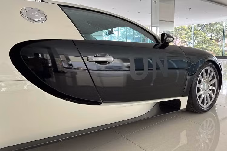 Tương tự như chiếc Porsche 911 Turbo S hay Ferrari Roma xuất hiện thời gian gần đây của ông Vũ, ký hiệu UN cũng đã xuất hiện bên cửa xe của Bugatti Veyron. Như vậy, đây là lần thứ 3 Bugatti Veyron độc nhất Việt Nam được thay đổi màu ngoại thất, kể từ khi về nước.