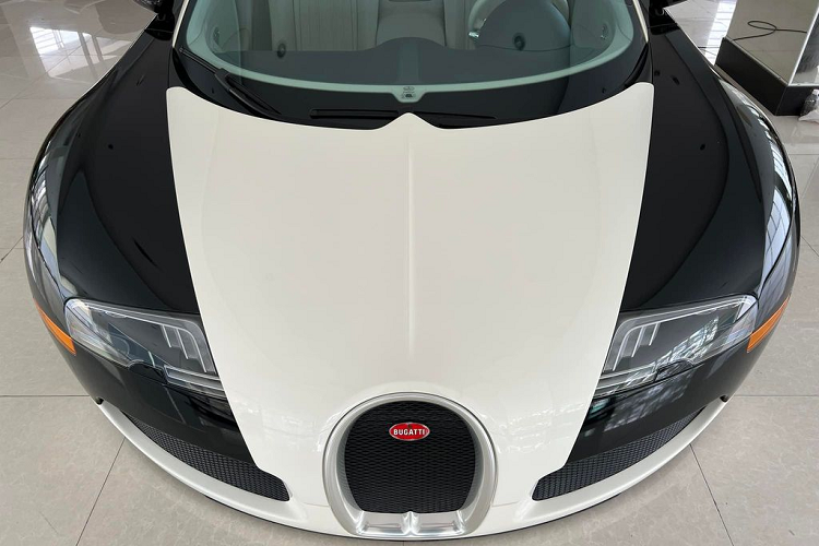 Hiện tại, “ông hoàng tốc độ” sở hữu màu sơn ngoại thất trắng – đen tương phản, tông màu từng được ngài chủ tịch thường xuyên lựa chọn để “khoác lên” nhiều siêu phẩm trong garage của mình. Theo đó, những vị trí màu đỏ trên lớp “áo” nguyên bản đã được thay bằng màu đen bóng. Ở khu vực thân xe, màu đen tiếp tục xuất hiện từ cửa xe đến vòm bánh xe sau.