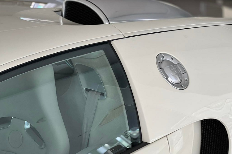 Thuộc đời 2008, siêu xe Bugatti Veyron độc nhất tại Việt Nam có nội thất khá đơn giản với tông xám - đen, đi kèm các trang bị nổi bật như vô lăng thể thao 3 chấu bọc da cao cấp với biểu tượng Bugatti ngay chính giữa, mặt đồng hồ cơ truyền thống, hệ thống âm thanh Burmester... .