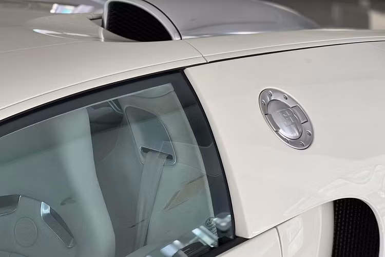 Thuộc đời 2008, siêu xe Bugatti Veyron độc nhất tại Việt Nam có nội thất khá đơn giản với tông xám - đen, đi kèm các trang bị nổi bật như vô lăng thể thao 3 chấu bọc da cao cấp với biểu tượng Bugatti ngay chính giữa, mặt đồng hồ cơ truyền thống, hệ thống âm thanh Burmester... .