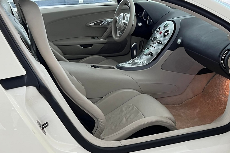 Khoang cabin còn có nhiều chi tiết ốp nhôm sáng bóng cực kì sang trọng như bộ cần số, cụm điều khiển trung tâm các nút tấm, lẫy gạt sau vô lăng,… Logo Ettore Bugatti (EB) được gắn trang trọng ở ngay sau bệ giữa 2 ghế.
