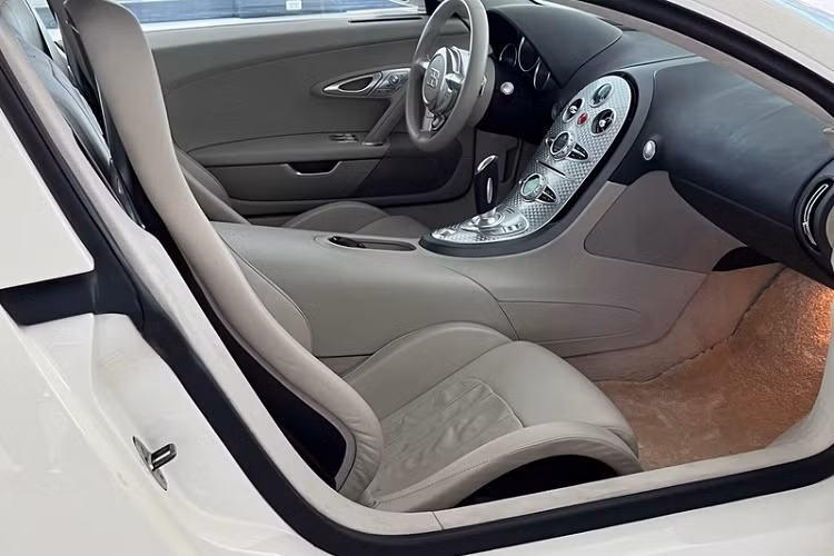 Khoang cabin còn có nhiều chi tiết ốp nhôm sáng bóng cực kì sang trọng như bộ cần số, cụm điều khiển trung tâm các nút tấm, lẫy gạt sau vô lăng,… Logo Ettore Bugatti (EB) được gắn trang trọng ở ngay sau bệ giữa 2 ghế.