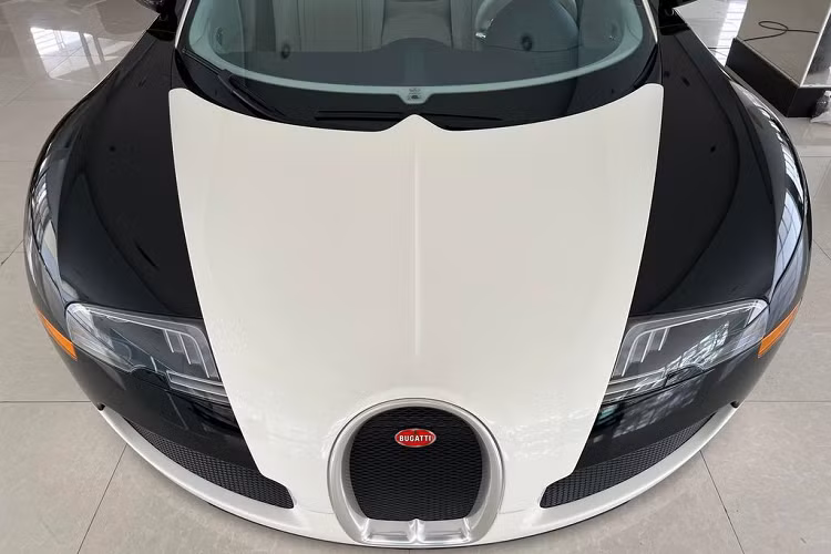 Hiện tại, “ông hoàng tốc độ” sở hữu màu sơn ngoại thất trắng – đen tương phản, tông màu từng được ngài chủ tịch thường xuyên lựa chọn để “khoác lên” nhiều siêu phẩm trong garage của mình. Theo đó, những vị trí màu đỏ trên lớp “áo” nguyên bản đã được thay bằng màu đen bóng. Ở khu vực thân xe, màu đen tiếp tục xuất hiện từ cửa xe đến vòm bánh xe sau.