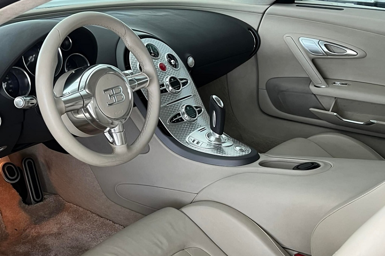 Siêu phẩm Bugatti Veyron có 1 không 2 tại Việt Nam sử dụng động cơ W16 8.0L sản sinh công suất 1.000 mã lực và mô-men xoắn cực đại 1.250 Nm, hypercar có thể đạt vận tốc tối đa lên tới 407 km/h và có khả năng tăng tốc 0-100 km/h trong vòng 2,5 giây.