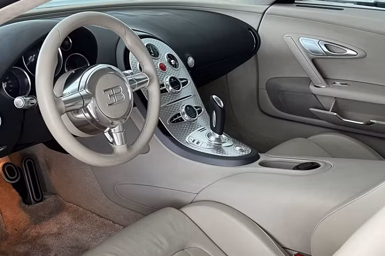 Siêu phẩm Bugatti Veyron có 1 không 2 tại Việt Nam sử dụng động cơ W16 8.0L sản sinh công suất 1.000 mã lực và mô-men xoắn cực đại 1.250 Nm, hypercar có thể đạt vận tốc tối đa lên tới 407 km/h và có khả năng tăng tốc 0-100 km/h trong vòng 2,5 giây.