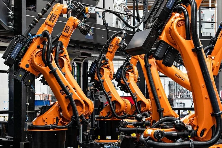 Hàng chục robot cũng đảm nhận luôn phần việc lắp ráp mẫu hypercar này. Điều này giúp hãng xe nâng cao được hiệu suất chế tạo và đây sẽ là tương lai của ngành sản xuất ô tô.