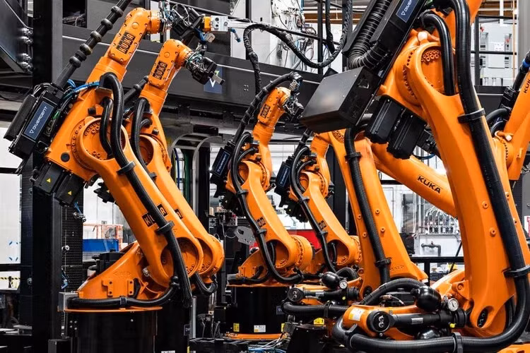 Hàng chục robot cũng đảm nhận luôn phần việc lắp ráp mẫu hypercar này. Điều này giúp hãng xe nâng cao được hiệu suất chế tạo và đây sẽ là tương lai của ngành sản xuất ô tô.