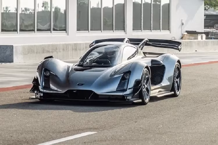 Ngoại trừ các chi tiết như các tấm thân bằng sợi carbon, bánh xe, các thành phần nội thất bằng da và vải, phuộc và hệ thống truyền động thì còn lại những bộ phận khác trên chiếc Czinger 21C 2023 mới đều được in 3D. Nhà sản xuất Czinger cũng đang cố gắng có thể in 3D luôn cả những bộ phận nêu trên.