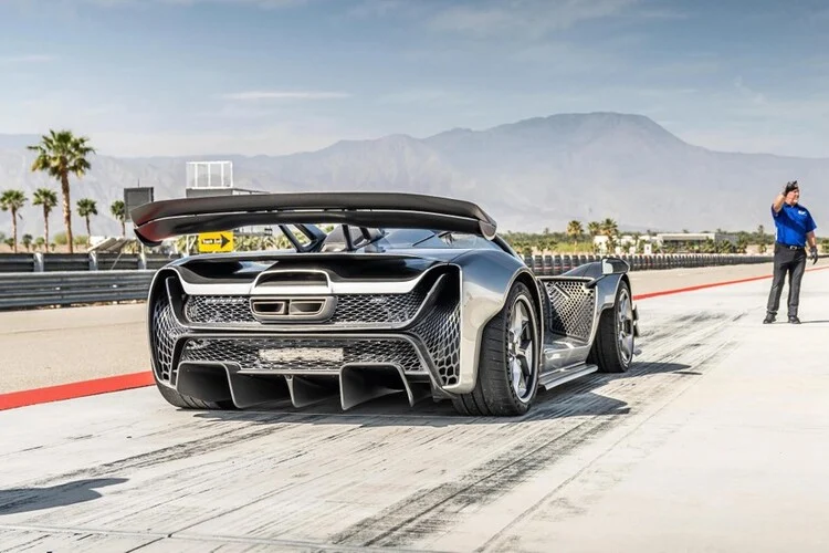 Nhìn qua chiếc xe có thể giống một mẫu xe đua F1, tuy nhiên Czinger 21C hoàn toàn được phép chạy trên đường phố khi nó vẫn đáp ứng đủ các tiêu chuẩn an toàn và quy định của Mỹ. Sẽ chỉ có 80 chiếc xe được sản xuất, giá xe Czinger 21C 2023 khởi điểm từ 2 triệu USD (khoảng 46,8 tỷ đồng).