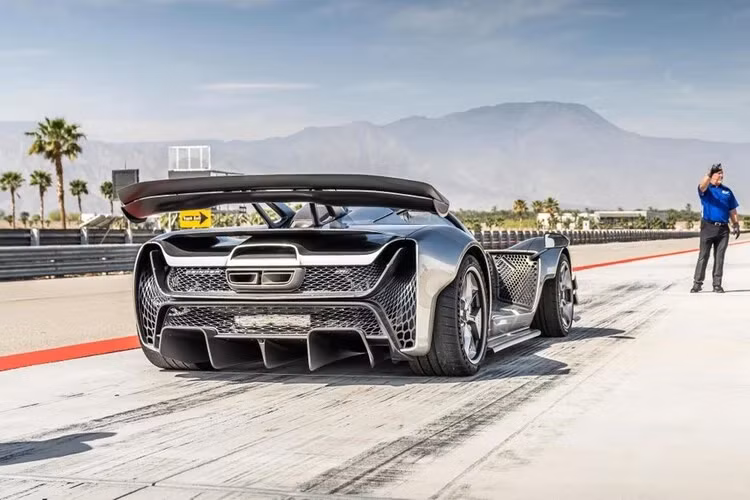 Nhìn qua chiếc xe có thể giống một mẫu xe đua F1, tuy nhiên Czinger 21C hoàn toàn được phép chạy trên đường phố khi nó vẫn đáp ứng đủ các tiêu chuẩn an toàn và quy định của Mỹ. Sẽ chỉ có 80 chiếc xe được sản xuất, giá xe Czinger 21C 2023 khởi điểm từ 2 triệu USD (khoảng 46,8 tỷ đồng).